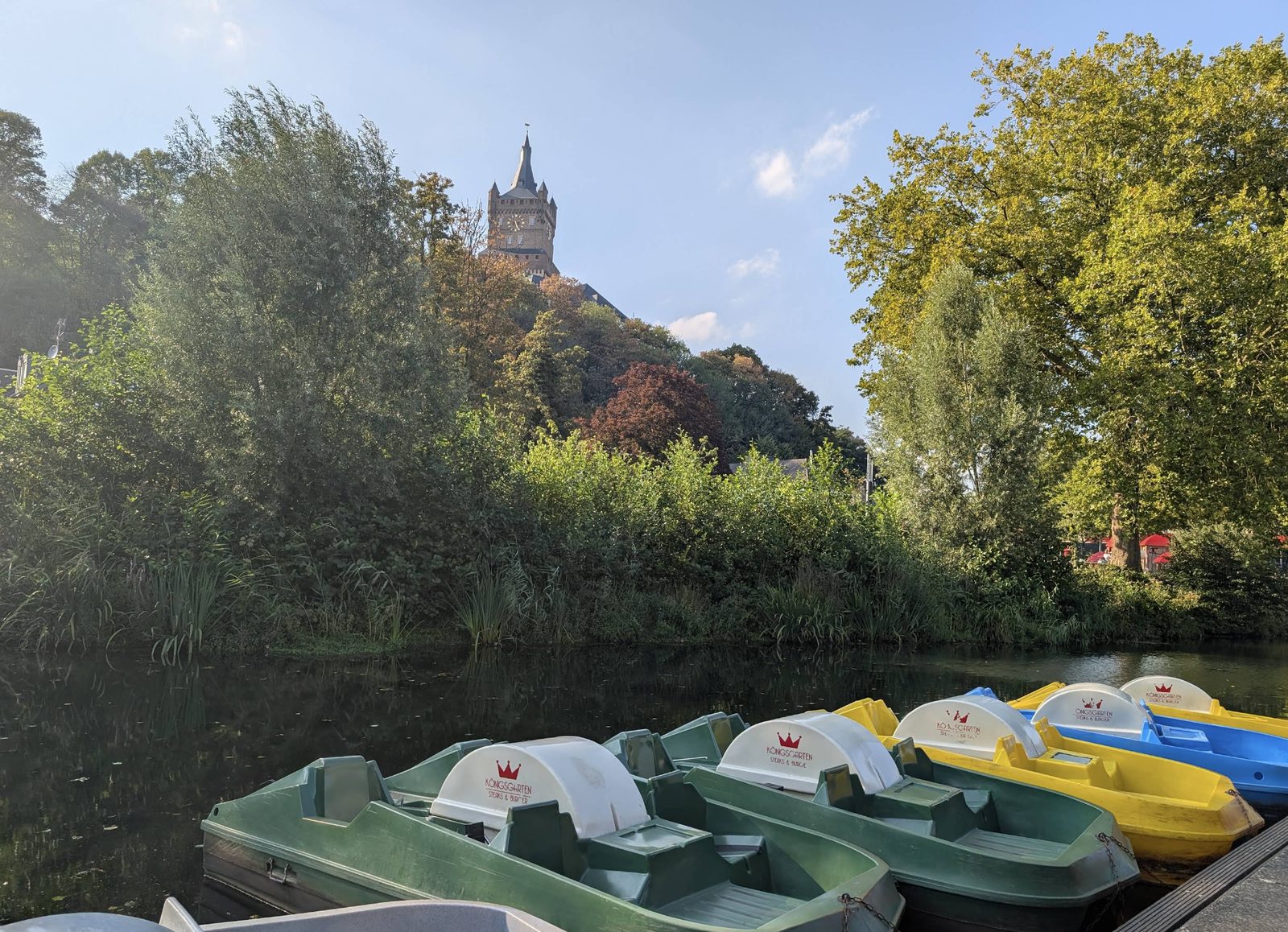 Tretboote auf dem Kermisdahl mit Blick auf die Schwanenburg